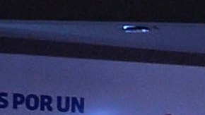 El mandatario colombiano, Juan Manuel Santos (c), habla junto a un grupo de ministros y autoridades militares hoy, lunes 11 de abril de 2016, en Bogotá (Colombia). Santos anunció hoy que su Gobierno redoblará el combate contra las bandas criminales, lo que incluye el refuerzo del Bloque de Búsqueda para capturar al líder del Clan Úsuga, Dairo Antonio Úsuga David, alias "Otoniel", por quien duplicó la recompensa ofrecida.