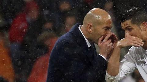 "Cristiano, pedazo de gol acabas de hacer, hasta rompí mis pantalones!" parece decirle Zidane a 'CR7'.