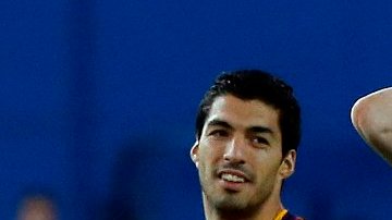 "Pero si ni te toqué" parece decir Suárez a Godín.