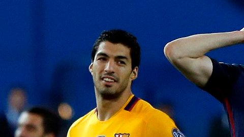 "Pero si ni te toqué" parece decir Suárez a Godín.