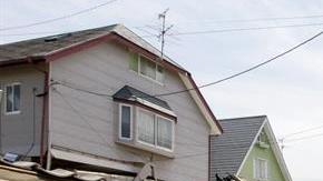 Vecinos caminan entre los escombros tras el terremoto de 6,5 en la escala ritcher en la localidad de Mashiki en la prefectura de Kumamoto (Japón) hoy, 15 de abril de 2016.