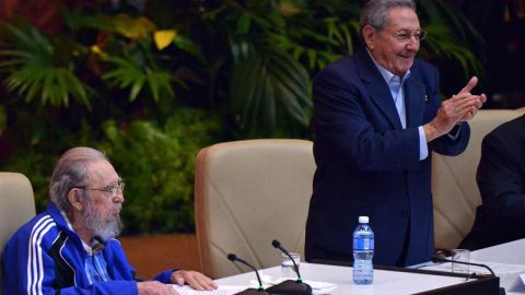 El expresidente cubano, Fidel Castro acudió a la sede del PCC.