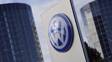 El grupo automovilístico alemán Volkswagen ha llegado a un acuerdo con las autoridades estadounidenses e indemnizará con 5.000 dólares (4.400 euros) a cada cliente con un vehículo con un motor manipulado