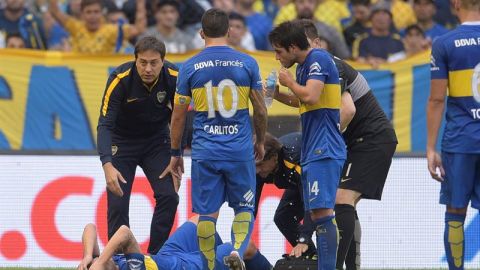 Fernando Gago yace en el pasto, lesionado en el Boca vs. River.