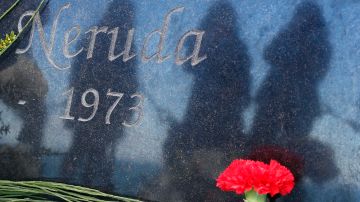 La lápida del poeta chileno Pablo Neruda en su casa museo en Isla Negra, Chile.