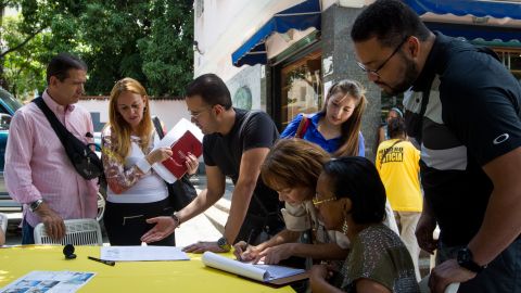 La oposición se adjudica una gran victoria en la recolección de firmas para revocar a Maduro. Foto: EFE