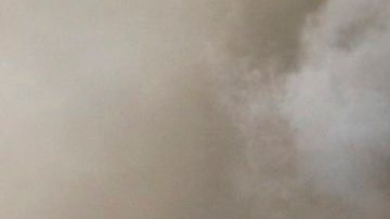 Pilas de colmillos de elefantes confiscados a cazadores furtivos arden en el Parque Nacional de Nairobi, en Kenia.