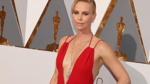 Charlize también cree que la sociedad es injusta con el envejecimiento de las mujeres.