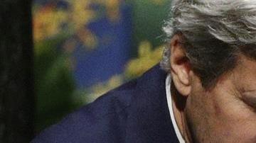 Como acto simbólico de que el acuerdo va en beneficio del futuro de los niños, el secretario de Estado, John Kerry, firmó acompañado de su nieta de dos años.