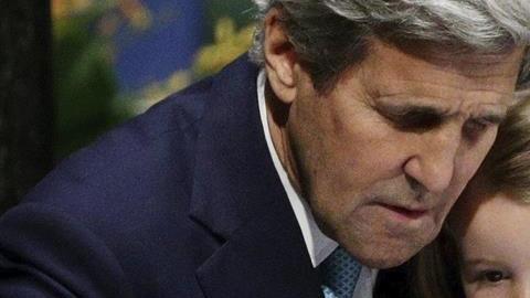 Como acto simbólico de que el acuerdo va en beneficio del futuro de los niños, el secretario de Estado, John Kerry, firmó acompañado de su nieta de dos años.