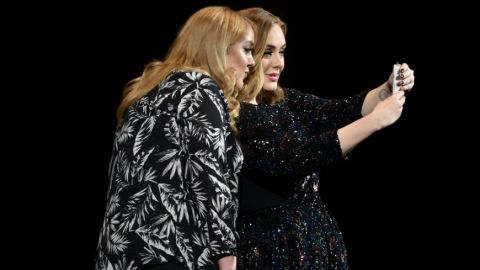 La cantante y su doble se fundieron en un abrazo ante los miles de seguidores que aplaudieron el gesto de la cantante