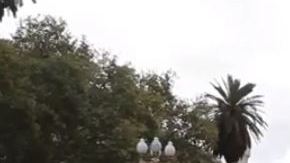 Uno de los activistas argentinos de Greenpeace despliega una bandera con un mensaje pidiendo al presidente Macri que cierre la mina de Veladero.