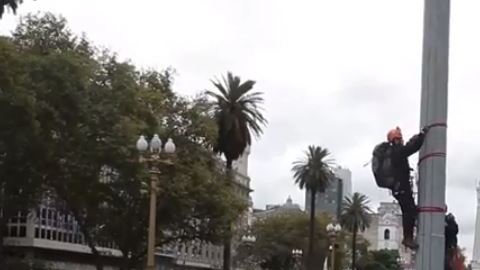 Uno de los activistas argentinos de Greenpeace despliega una bandera con un mensaje pidiendo al presidente Macri que cierre la mina de Veladero.