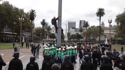 Uno de los activistas argentinos de Greenpeace despliega una bandera con un mensaje pidiendo al presidente Macri que cierre la mina de Veladero.