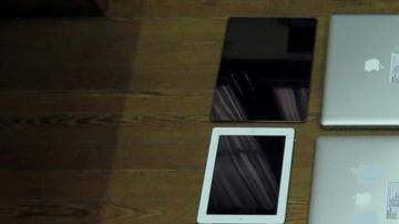 Fotografía cedida por el Ministerio del Interior de Uruguay que muestra varios computadores y tabletas digitales allanadas al narcotraficante Gerardo González Valencia.