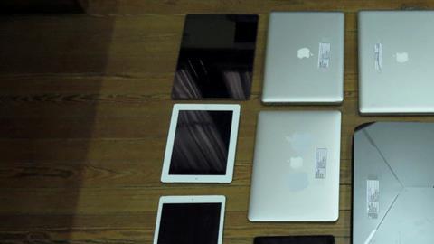 Fotografía cedida por el Ministerio del Interior de Uruguay que muestra varios computadores y tabletas digitales allanadas al narcotraficante Gerardo González Valencia.