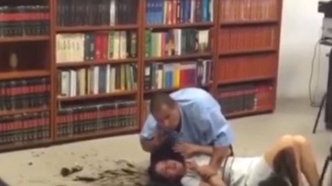 La jueza sufrió magulladuras.