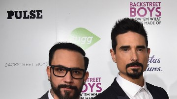 En 1993, juntó a cinco cantantes desconocidos del área de Orlando para formar Backstreet Boys.