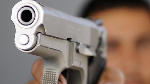El hombre resultó con laceraciones superficiales en el  brazo izquierdo.