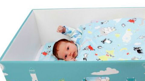 bebe en caja