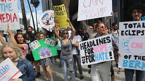Un grupo de partidarios de Bernie Sanders protestó contra CNN en Hollywood hace dos semanas, reclamando lo que calificaron como el "eclipse" de cobertura sobre su candidato en la cadena noticiosa.