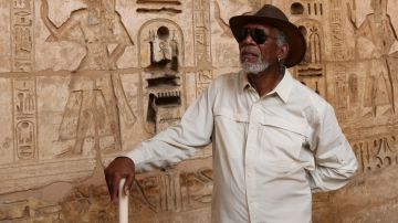 Morgan Freeman en el templo de Ramses III en Luxor, Egipto.