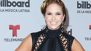 Otro de los imprescindibles fueron los vestidos negros como el que llevó la cantante mexicana Lucero.