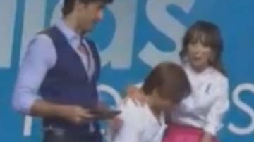 A modo de supuesta broma, se acercaron y dijeron que su ropa interior se reflejaba en el piso, por lo que intentaron levantarle la falda.