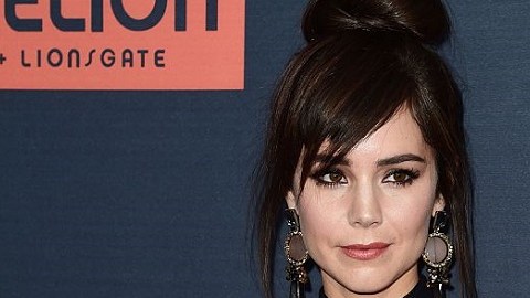 Camila Sodi en su desfile por la alfombra roja del estreno de "Compadres" en Los Ángeles.