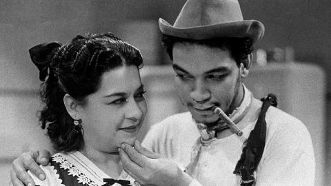 El comediante Mario Moreno "Cantinflas" en el rodaje de una película en México probablemente en 1940.