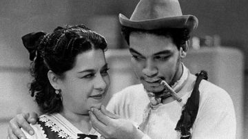 El comediante Mario Moreno "Cantinflas" en el rodaje de una película en México probablemente en 1940.
