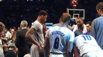 Brook Lopez (de espaldas de gris) estuvo en la banca pero no se vistió de corto.