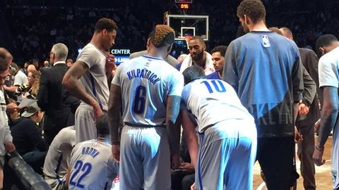 Brook Lopez (de espaldas de gris) estuvo en la banca pero no se vistió de corto.