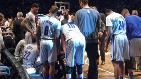 Brook Lopez (de espaldas de gris) estuvo en la banca pero no se vistió de corto.