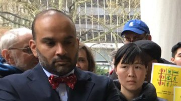 Elizabeth Crowley, concejal dle Comité de Servicios de Justicia Criminal, también acudió a la concentración en City Hall.