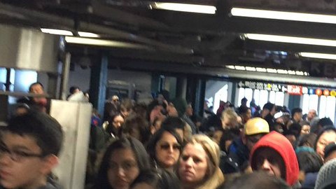 El retraso de los trenes produjo grandes aglomeraciones de viajeros en las estaciones.