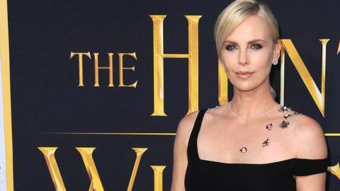 Parece que Charlize no está dispuesta a cambiar su forma de ser por ningún galán.