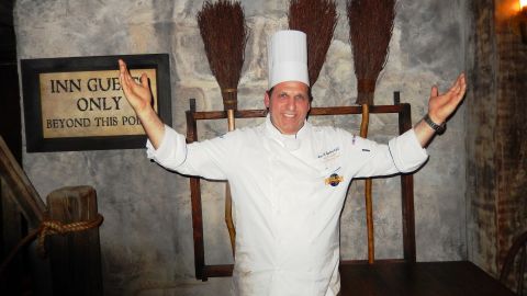 El chef ejecutivo Eric Kopelow, de Universal Studios, se inspiró en los libros y películas de Harry Potter para la crear los platillos y bebidas que se sirven en Three Broomsticks.