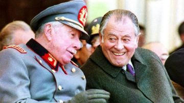 Patricio Aylwin junto a Augusto Pinochet quien continuó como comandante en jefe del Ejército durante el mandato de Aylwin.