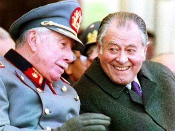 Patricio Aylwin junto a Augusto Pinochet quien continuó como comandante en jefe del Ejército durante el mandato de Aylwin.