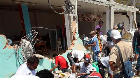 Siguen las tareas de rescate tras fuerte terremoto en Ecuador.
