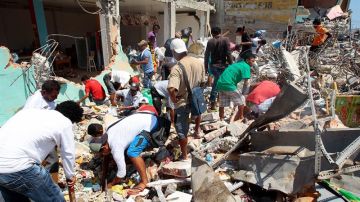 Siguen las tareas de rescate tras fuerte terremoto en Ecuador.