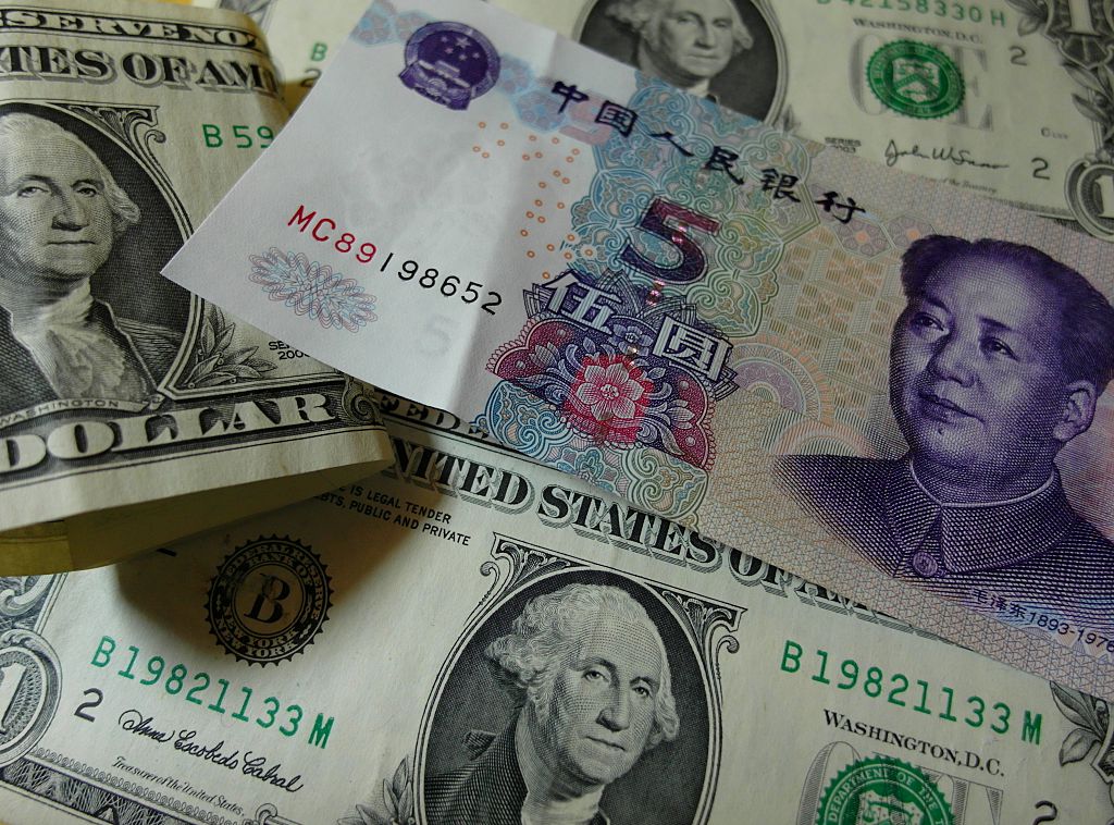 El yuan chino y el dólar estadounidense.