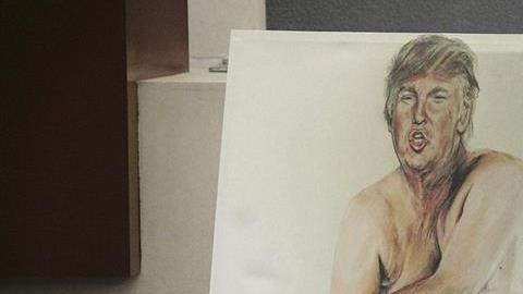 Una pintura de Donald Trump desnudo, que fue mostrada por José Luis Romero Calzada, diputado de San Luis Potosí (México), durante una sesión en el Congreso estatal, donde expresó su indignación por las declaraciones del aspirante presidencial estadounidense sobre la inversión que la empresa Ford realizará en ese estado.