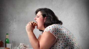 La obesidad está acompañada con frecuencia por la depresión y la una puede ocasionar e influir sobre la otra.