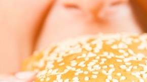 Quienes consumen mucha comida rápida tienden a tener unos niveles de ftalatos en la orina entre un 24 y un 40 por ciento más altos que las personas que raras veces consumen este tipo de comida.
