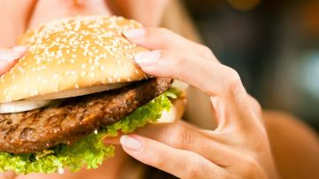 Quienes consumen mucha comida rápida tienden a tener unos niveles de ftalatos en la orina entre un 24 y un 40 por ciento más altos que las personas que raras veces consumen este tipo de comida.