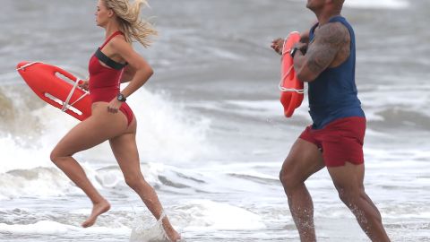 Dwayne aún está en pleno rodaje de Baywatch, la versión cinematográfica de la serie de los 90.