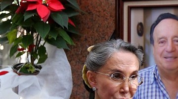 La actriz Florinda Meza desmintió lo dicho por Rodrigo González, quien aseveró que ella mandaba quitar todos los objetos que los fans colocaban en la tumba de Chespirito.