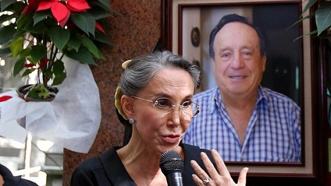 La actriz Florinda Meza desmintió lo dicho por Rodrigo González, quien aseveró que ella mandaba quitar todos los objetos que los fans colocaban en la tumba de Chespirito.